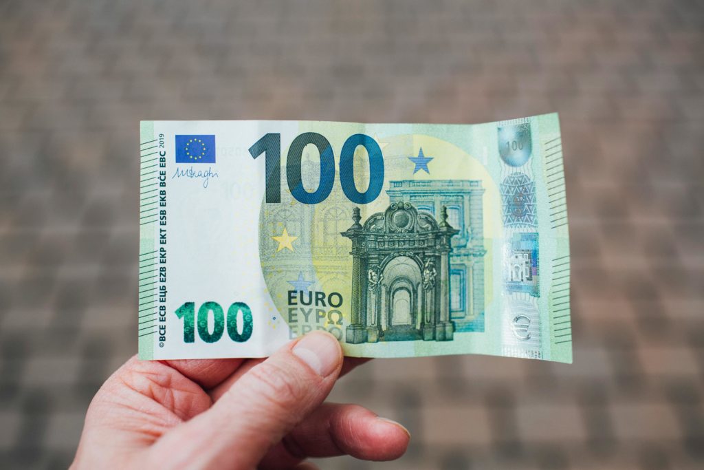 100 euro biljet in de hand
